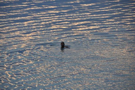 Nadando no delicioso lago Petén, em Flores, na Guatemala